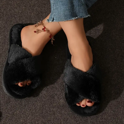 Pantoufles Fuzzy Criss-Cross – Chaleur Douce et Élégance Décontractée à la Maison Women Sandals & Slippers Electro Paris