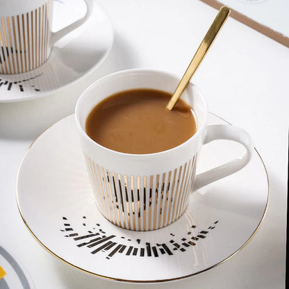 Tasse à Café Élégante en Porcelaine avec Cuillère Dorée – Design Moderne et Raffiné Purificateurs d'air Electro Paris Cheval au galop