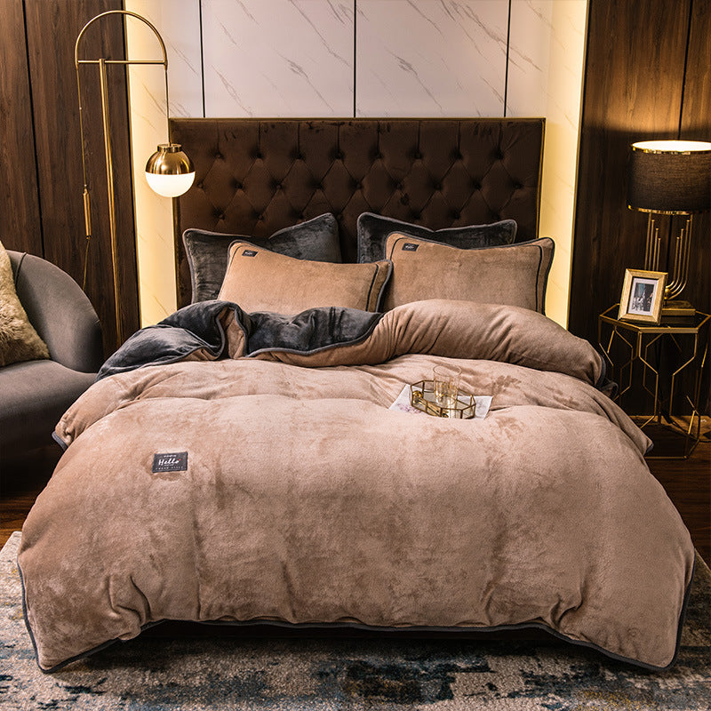 Parure De Lit Complète Velós En Velours Fin Pour Luxe, Confort Et Tranquillité Absolue Velos Complete Bedding Set Electro Paris Marron Roi Ensemble de 4 pièces