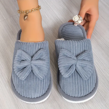Pantoufles Satinées à Nœud – Élégance Florale et Confort Luxueux à la Maison Women Sandals & Slippers Electro Paris Bleu 35-36