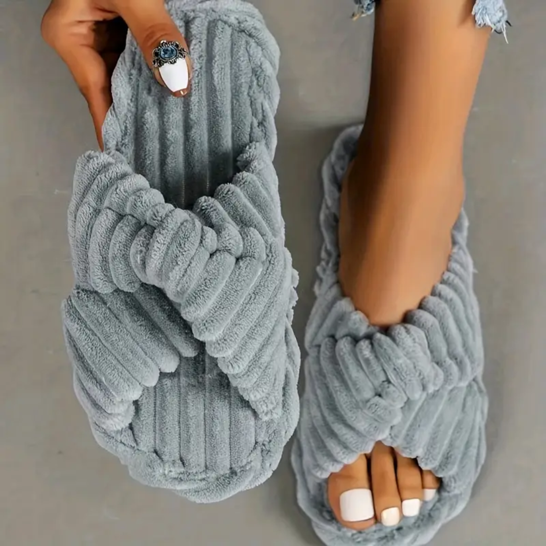 Pantoufles Tricotées en Peluche – Chaleur, Élégance et Confort Quotidien Women Sandals & Slippers Electro Paris Gris 35-36