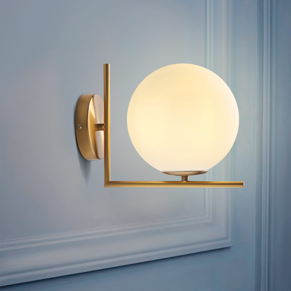 Applique Globe en Verre Opale avec Finition en Laiton Antique pour un Éclairage Élégant Appliques murales Electro Paris