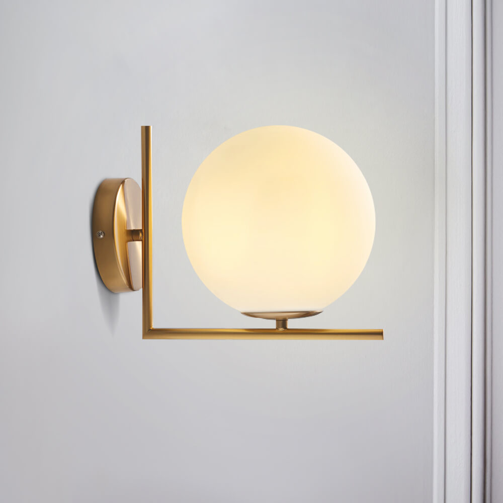 Applique Globe en Verre Opale avec Finition en Laiton Antique pour un Éclairage Élégant Appliques murales Electro Paris