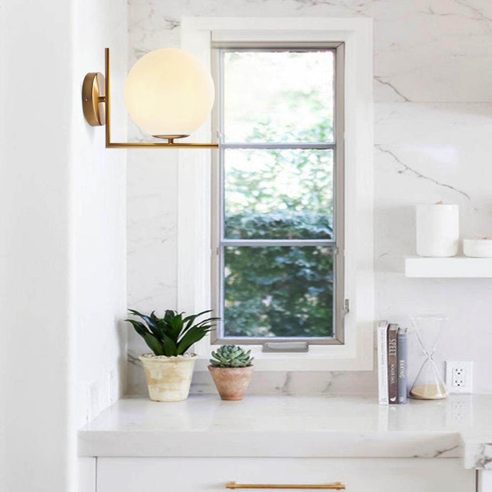 Applique Globe en Verre Opale avec Finition en Laiton Antique pour un Éclairage Élégant Appliques murales Electro Paris