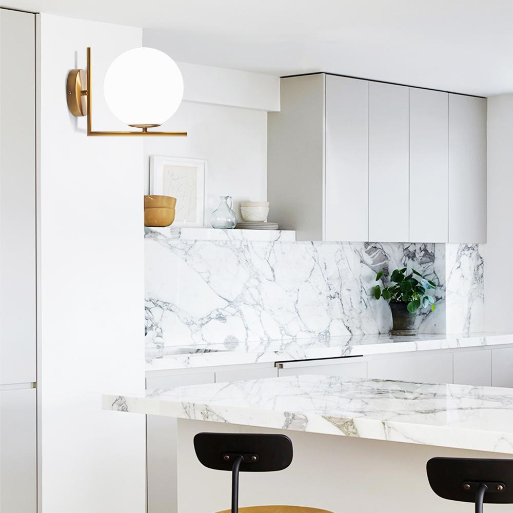 Applique Globe en Verre Opale avec Finition en Laiton Antique pour un Éclairage Élégant Appliques murales Electro Paris