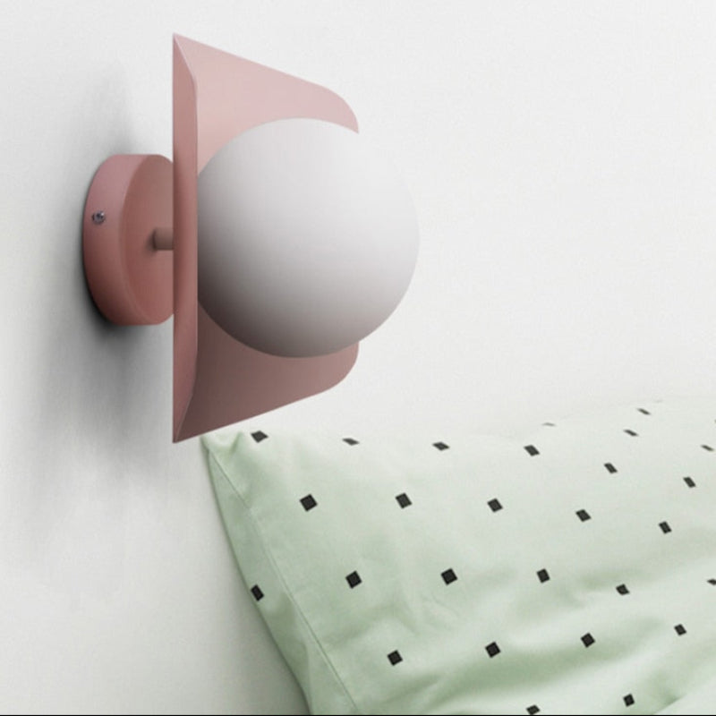 Applique d'inspiration nordique pour espaces modernes Wall lamps Electro Paris