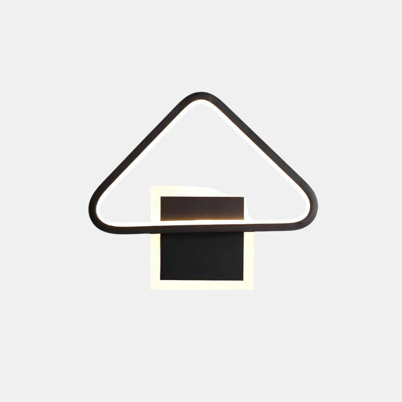 Applique murale LED triangulaire géométrique moderne avec finition dorée brillante Wall lamps Electro Paris Noir Blanc chaud