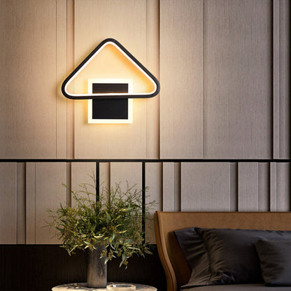 Applique murale LED triangulaire géométrique moderne avec finition dorée brillante Wall lamps Electro Paris