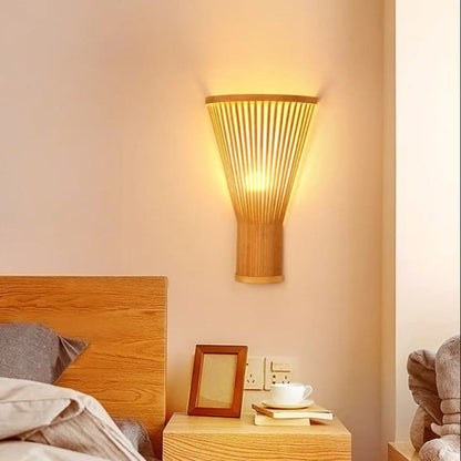 Applique murale en rotin de bambou naturel pour des pièces chaleureuses Wall lamps Electro Paris