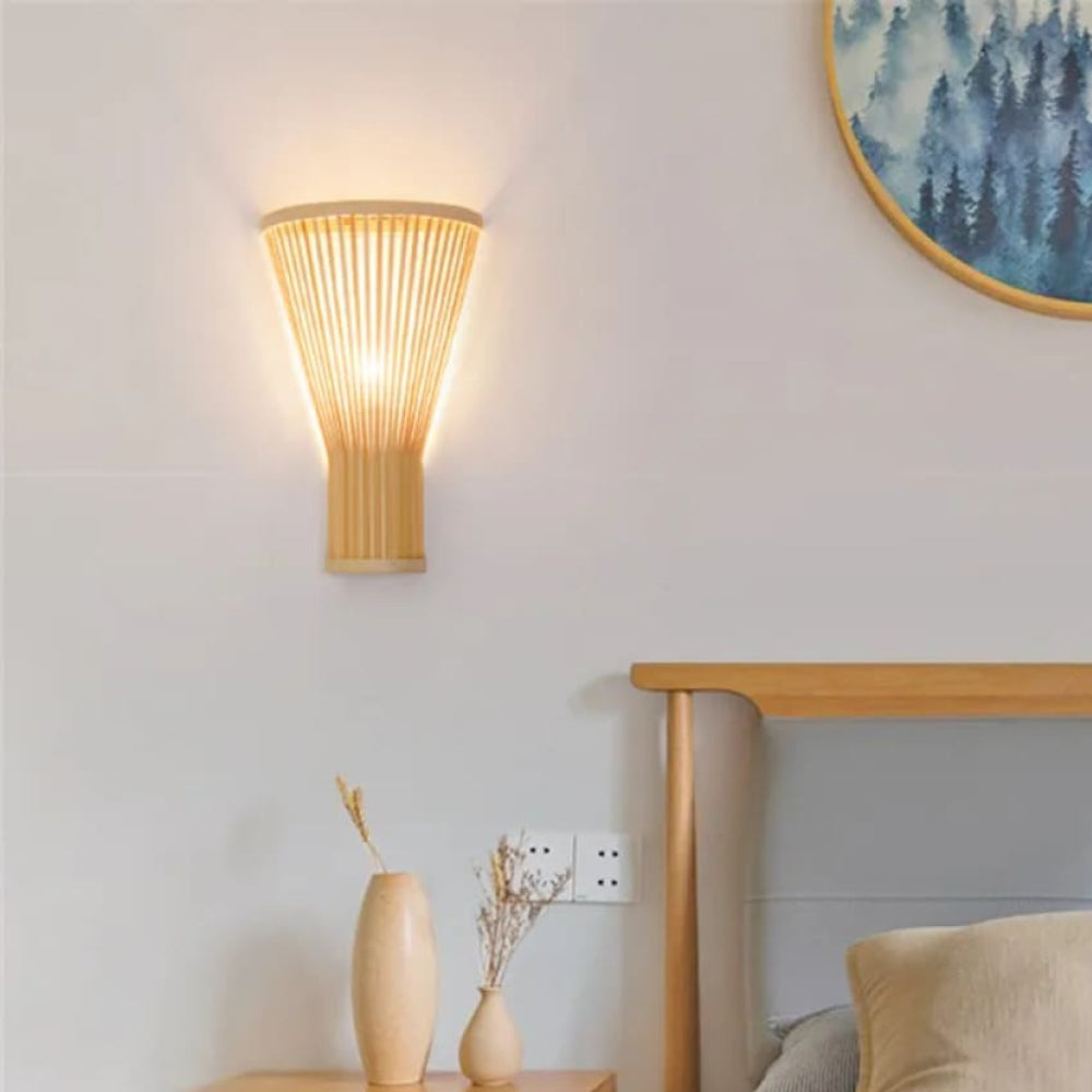Applique murale en rotin de bambou naturel pour des pièces chaleureuses Wall lamps Electro Paris