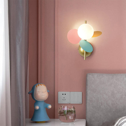 Applique murale moderne au design en forme de feuille et aux couleurs douces Wall lamps Electro Paris
