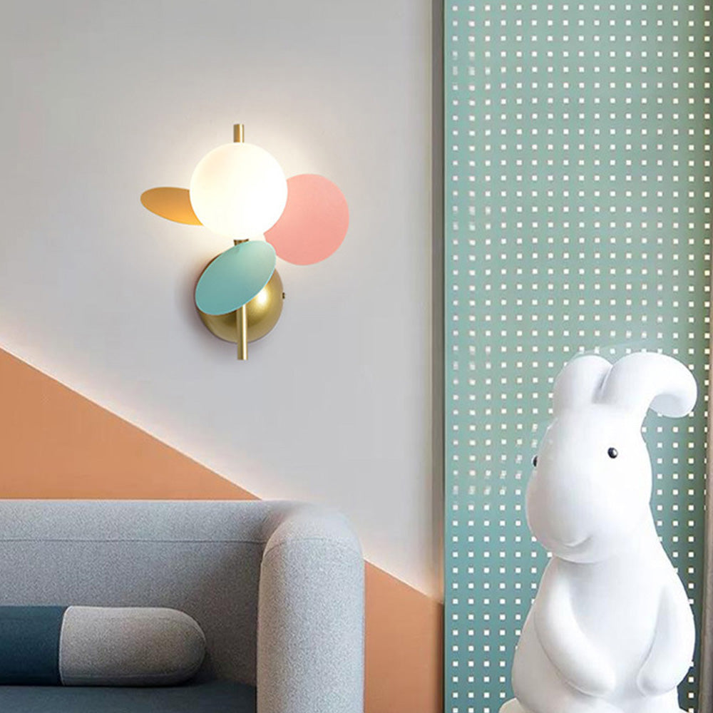 Applique murale moderne au design en forme de feuille et aux couleurs douces Wall lamps Electro Paris