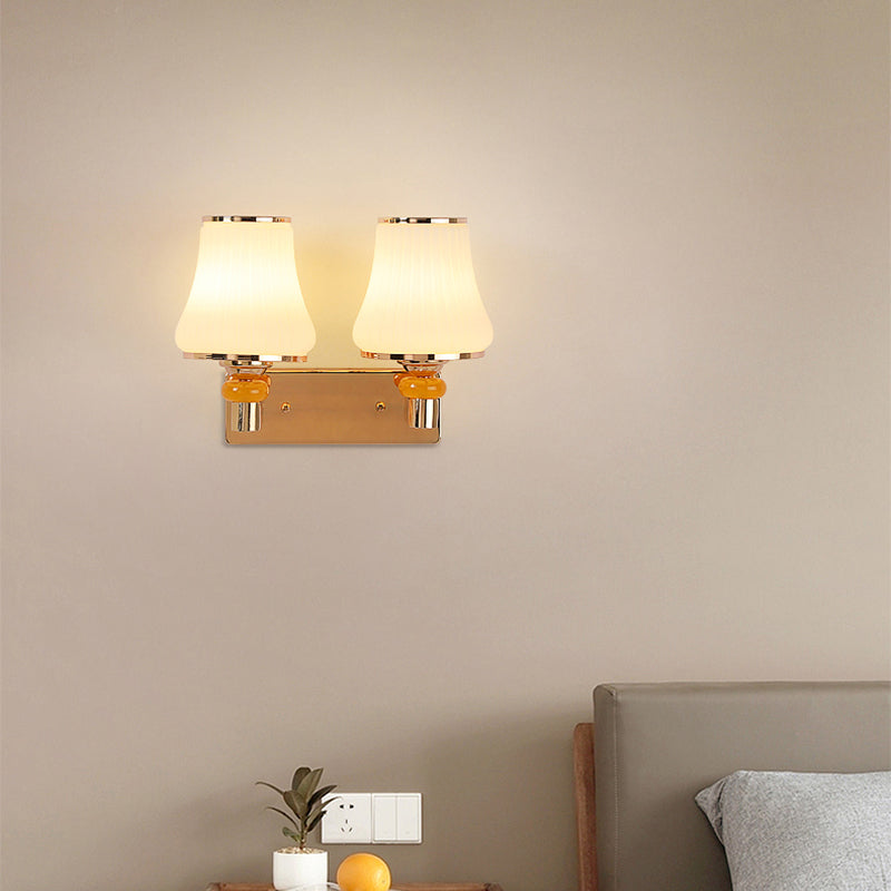 Applique murale moderne avec abat-jour incurvé artistique Wall lamps Electro Paris