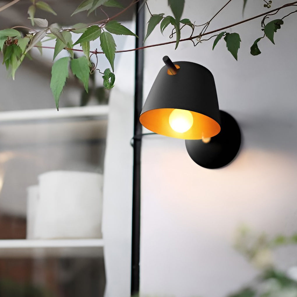 Applique murale nordique en métal mat avec un design inspiré d'un chapeau Reading Light Electro Paris