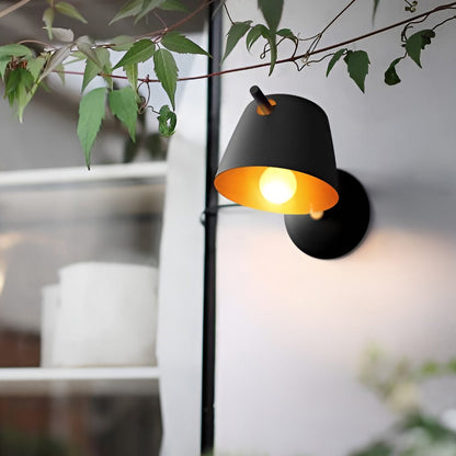 Applique murale nordique en métal mat avec un design inspiré d'un chapeau Reading Light Electro Paris
