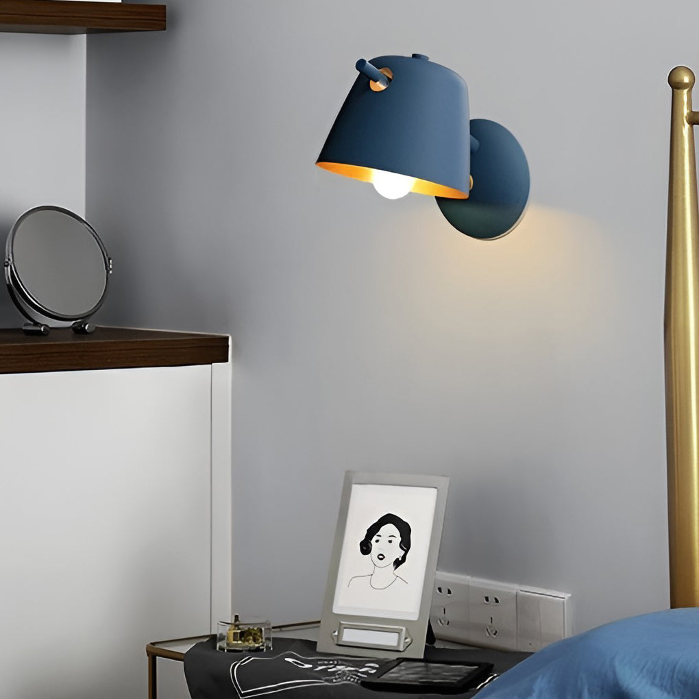 Applique murale nordique en métal mat avec un design inspiré d'un chapeau Reading Light Electro Paris