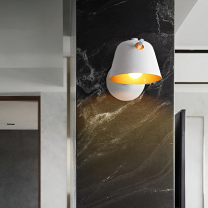 Applique murale nordique en métal mat avec un design inspiré d'un chapeau Reading Light Electro Paris