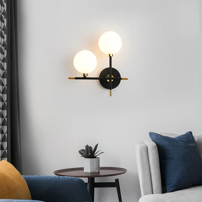 Applique murale nordique moderne avec design boule de verre Wall lamps Electro Paris