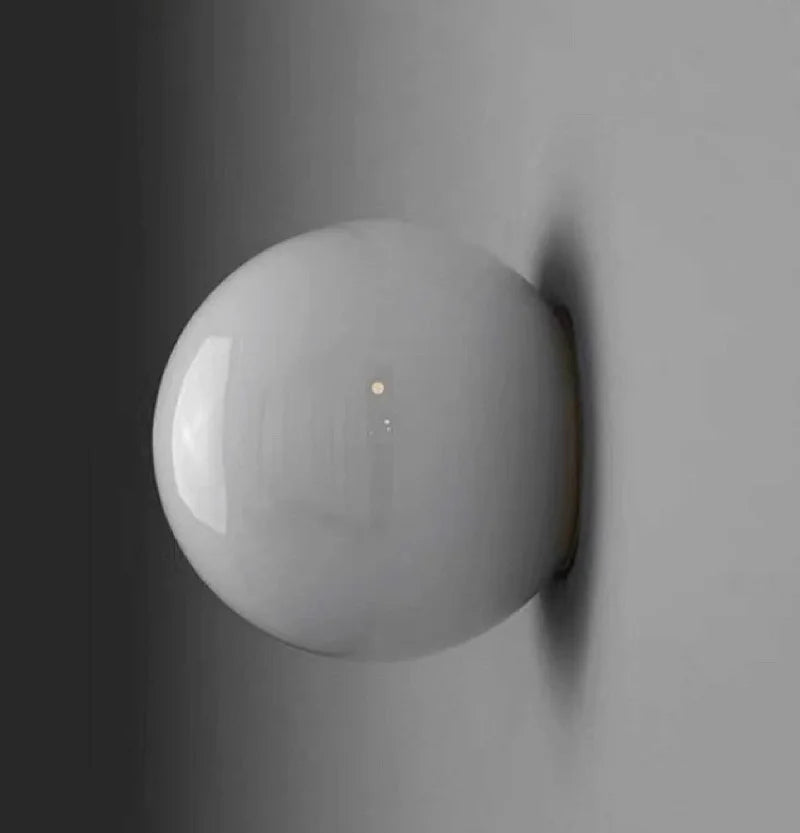 Applique murale ronde moderne en verre pour un éclairage d'ambiance Wall lamps Electro Paris