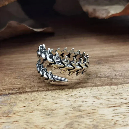 Bague Gothique Vintage Élégante – Finition Argent Vieilli Raffiné Vintage Gothic Spine Ring Electro Paris