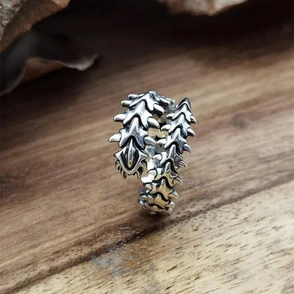Bague Gothique Vintage Élégante – Finition Argent Vieilli Raffiné Vintage Gothic Spine Ring Electro Paris