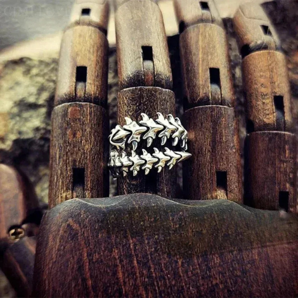 Bague Gothique Vintage Élégante – Finition Argent Vieilli Raffiné Vintage Gothic Spine Ring Electro Paris