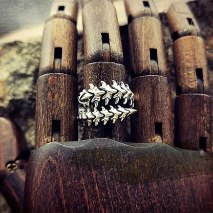 Bague Gothique Vintage Élégante – Finition Argent Vieilli Raffiné Vintage Gothic Spine Ring Electro Paris