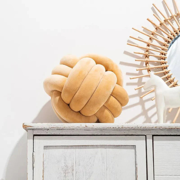 Coussin Confort et Style – Effet Suède Noué Decorative Cushions Electro Paris Nœud Camel 22cm