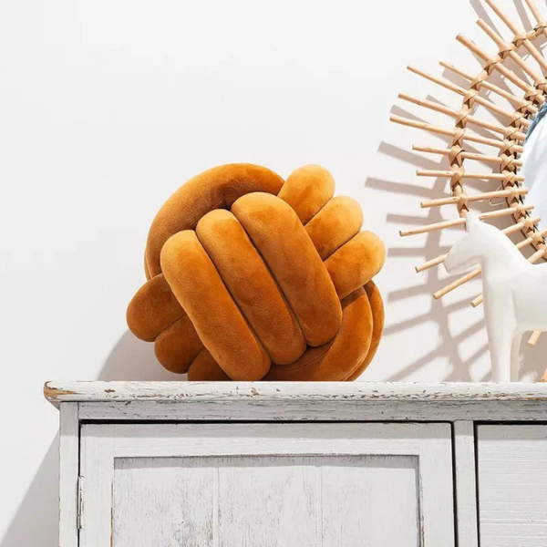 Coussin Confort et Style – Effet Suède Noué Decorative Cushions Electro Paris Nœud Caramel 22cm