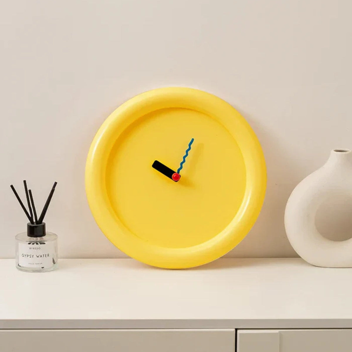 Horloge Murale Moderne Colorée – Le Temps Joyeux au Style Memphis Wall clock Electro Paris Jaune