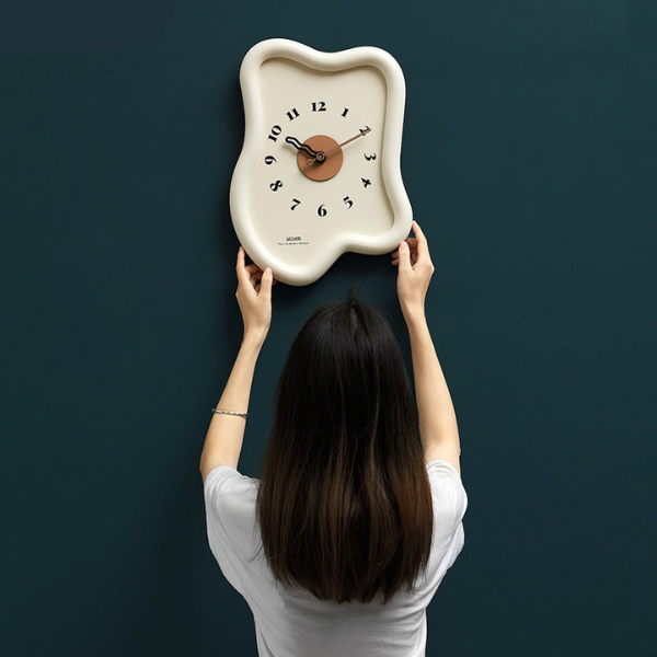 Horloge Murale Contemporaine au Design Irrégulier Wall Clocks Electro Paris