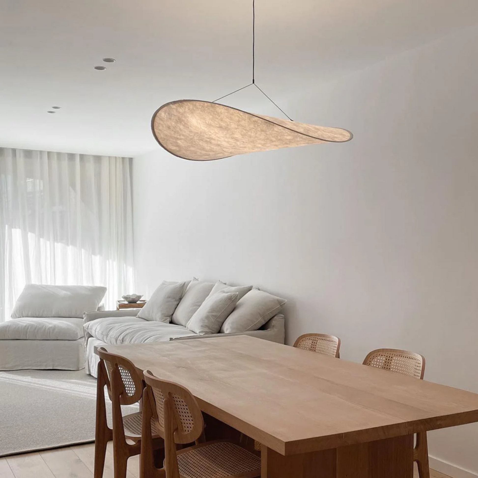 Suspension Sculpturale en Ruban à Lueur Diffuse pour un Éclairage Serein Éclairage suspendu Electro Paris