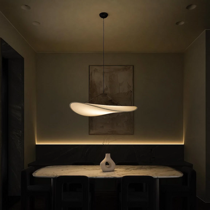 Suspension Sculpturale en Ruban à Lueur Diffuse pour un Éclairage Serein Éclairage suspendu Electro Paris