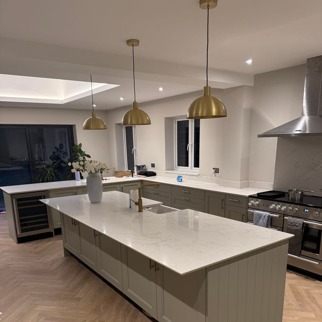 Plafonnier – Lampe Suspendue Moderne à Dôme Unique pour Cuisine avec Finition en Laiton Ajustable Luminaires Electro Paris