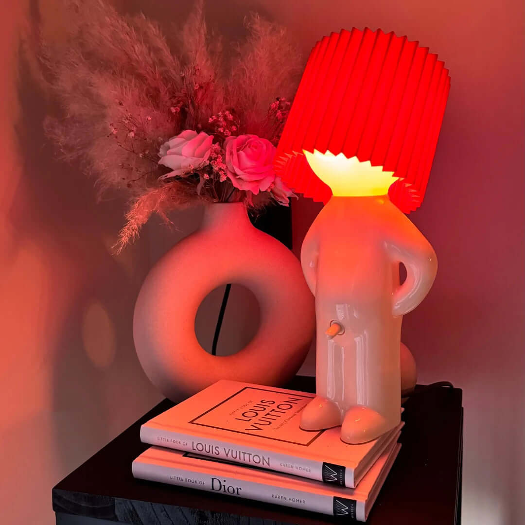 Lampe de table ludique au design amusant pour une touche décorative pleine d'humour Lampes de table Electro Paris Rouge