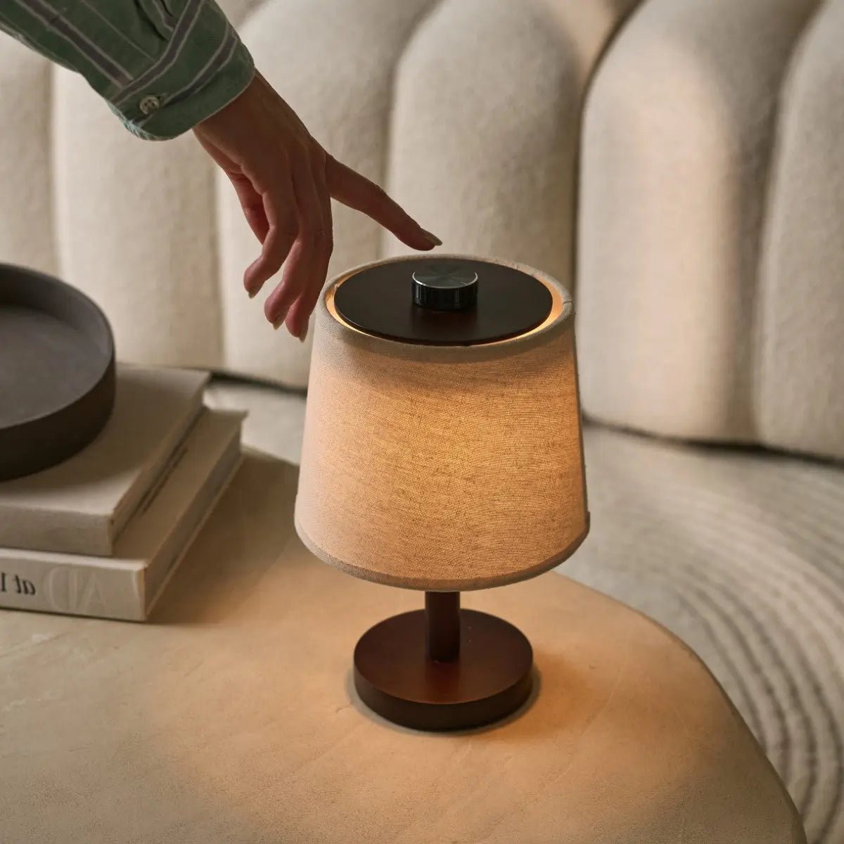 Lampe de Table Rechargeable Sans Fil en Bois Sombre avec Abat-Jour en Coton Table Lamp Electro Paris