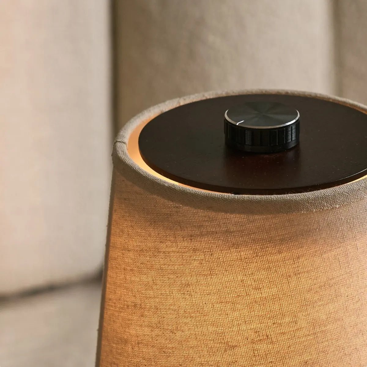 Lampe de Table Rechargeable Sans Fil en Bois Sombre avec Abat-Jour en Coton Table Lamp Electro Paris