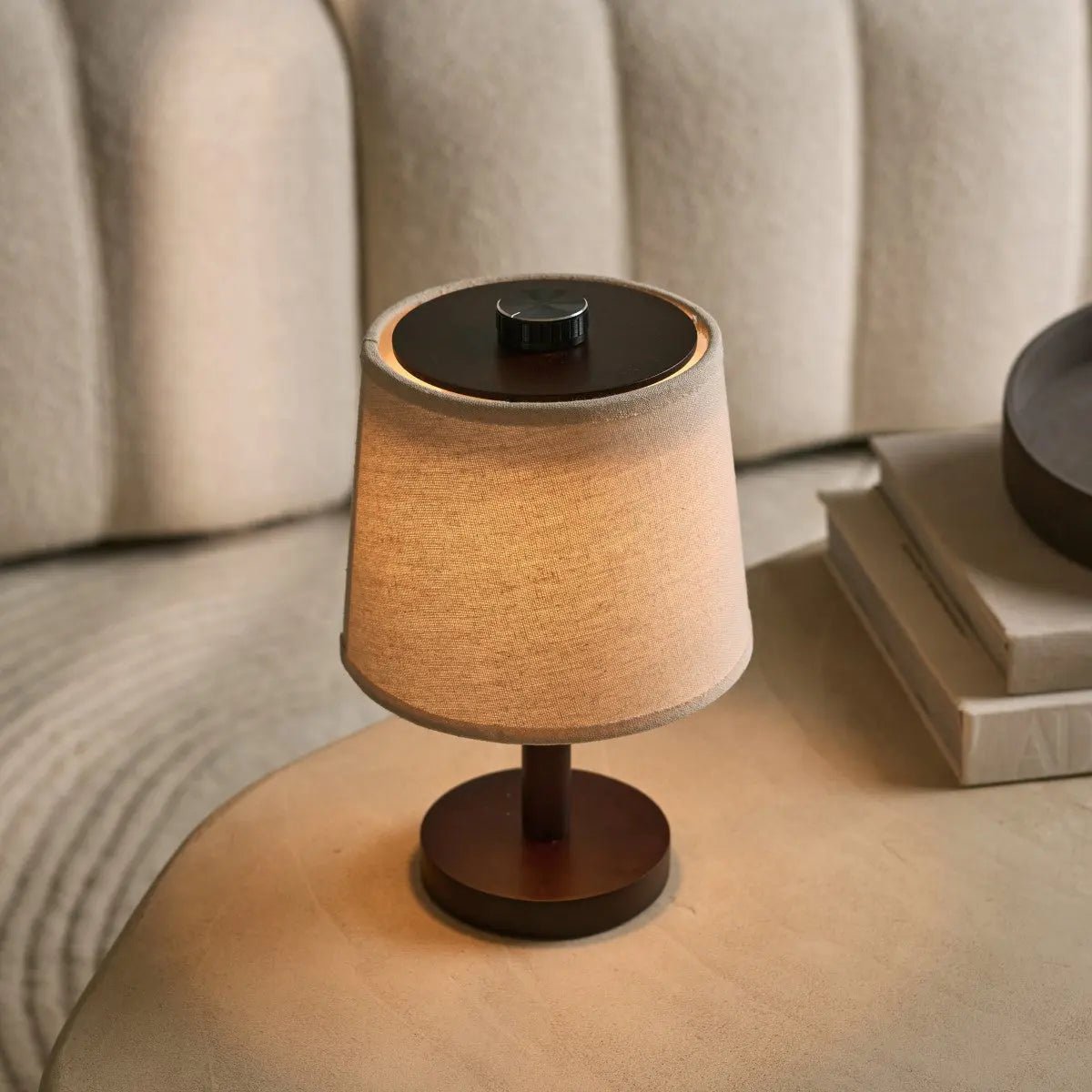 Lampe de Table Rechargeable Sans Fil en Bois Sombre avec Abat-Jour en Coton Table Lamp Electro Paris