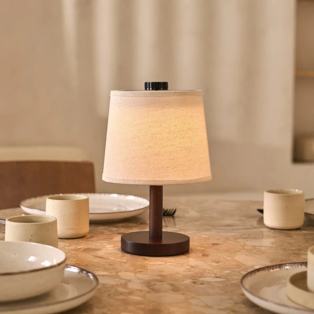 Lampe de Table Rechargeable Sans Fil en Bois Sombre avec Abat-Jour en Coton Table Lamp Electro Paris
