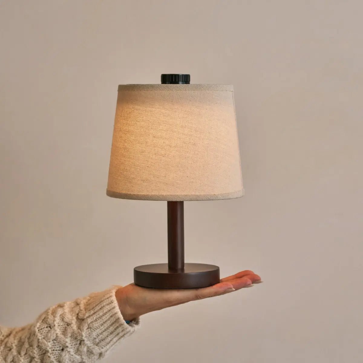 Lampe de Table Rechargeable Sans Fil en Bois Sombre avec Abat-Jour en Coton Table Lamp Electro Paris