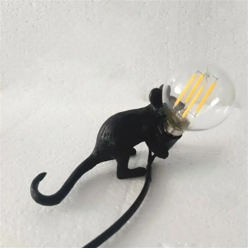 Lampe de Table Souris Fantaisiste pour Intérieurs Artistiques Table Lamp Electro Paris Souris couchée noire Interrupteur 8.1 cm