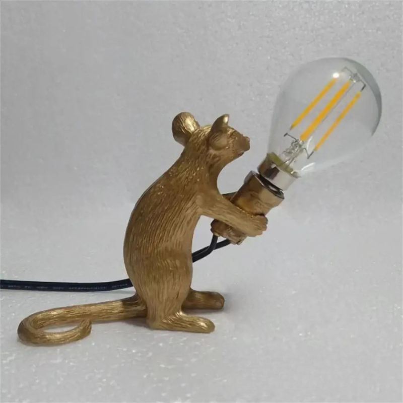 Lampe de Table Souris Fantaisiste pour Intérieurs Artistiques Table Lamp Electro Paris Souris assise dorée Interrupteur 8.1 cm