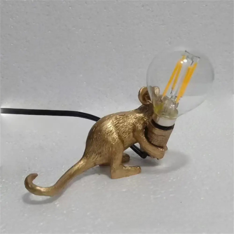 Lampe de Table Souris Fantaisiste pour Intérieurs Artistiques Table Lamp Electro Paris Souris couchée dorée Interrupteur 8.1 cm