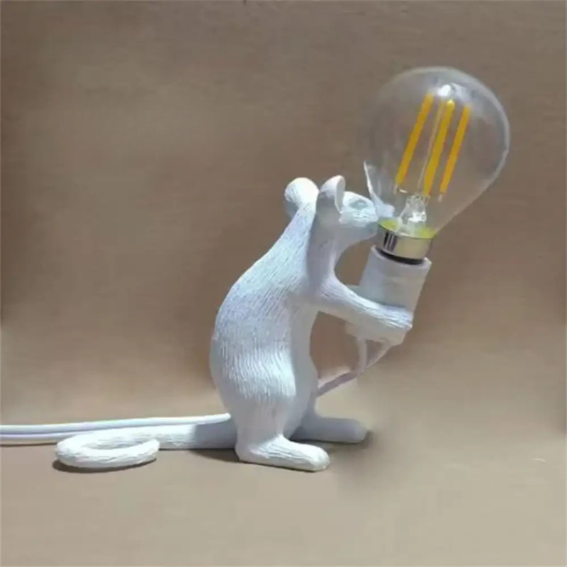 Lampe de Table Souris Fantaisiste pour Intérieurs Artistiques Table Lamp Electro Paris Souris assise blanche Interrupteur 8.1 cm