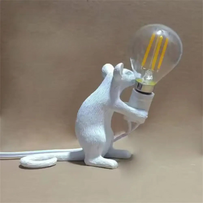 Lampe de Table Souris Fantaisiste pour Intérieurs Artistiques Table Lamp Electro Paris Souris assise blanche Interrupteur 8.1 cm