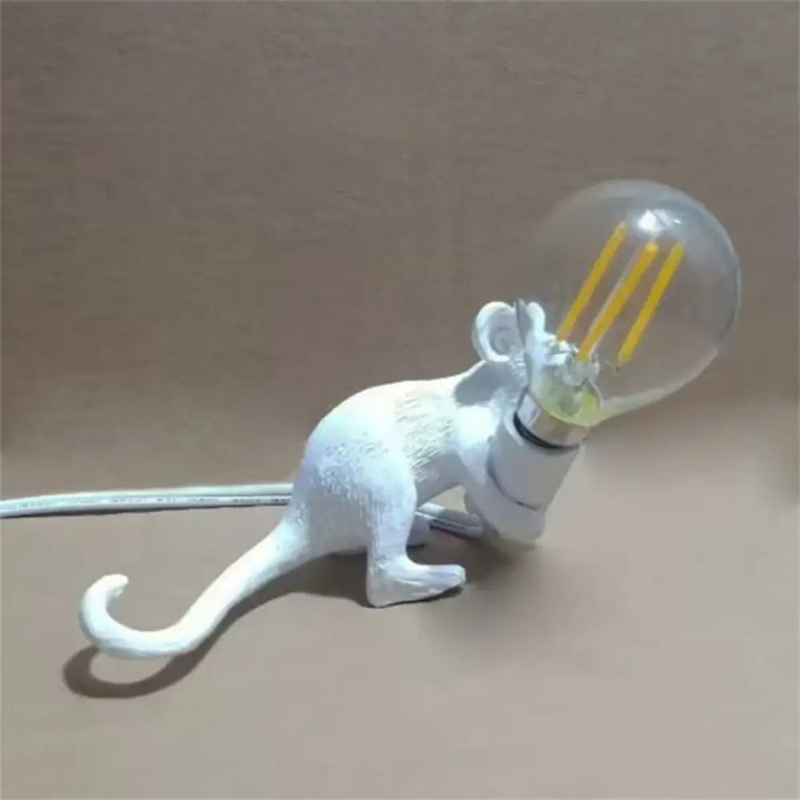 Lampe de Table Souris Fantaisiste pour Intérieurs Artistiques Table Lamp Electro Paris Souris couchée blanche Interrupteur 8.1 cm