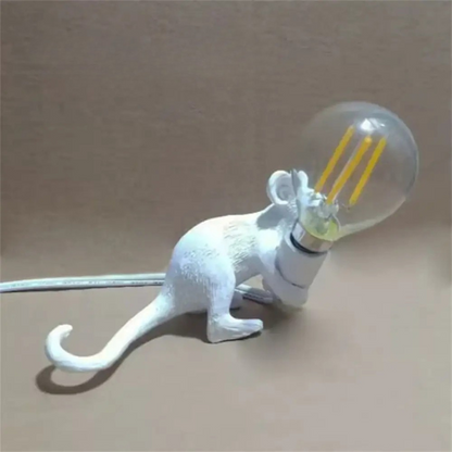 Lampe de Table Souris Fantaisiste pour Intérieurs Artistiques Table Lamp Electro Paris Souris couchée blanche Interrupteur 8.1 cm