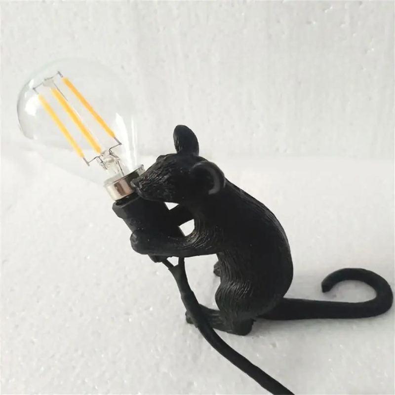Lampe de Table Souris Fantaisiste pour Intérieurs Artistiques Table Lamp Electro Paris Souris assise noire Interrupteur 8.1 cm