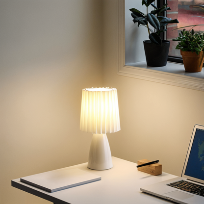 Lampe de table LED plissée pour un éclairage intérieur élégant Table Lamp Electro Paris Blanc Rechargeable par USB