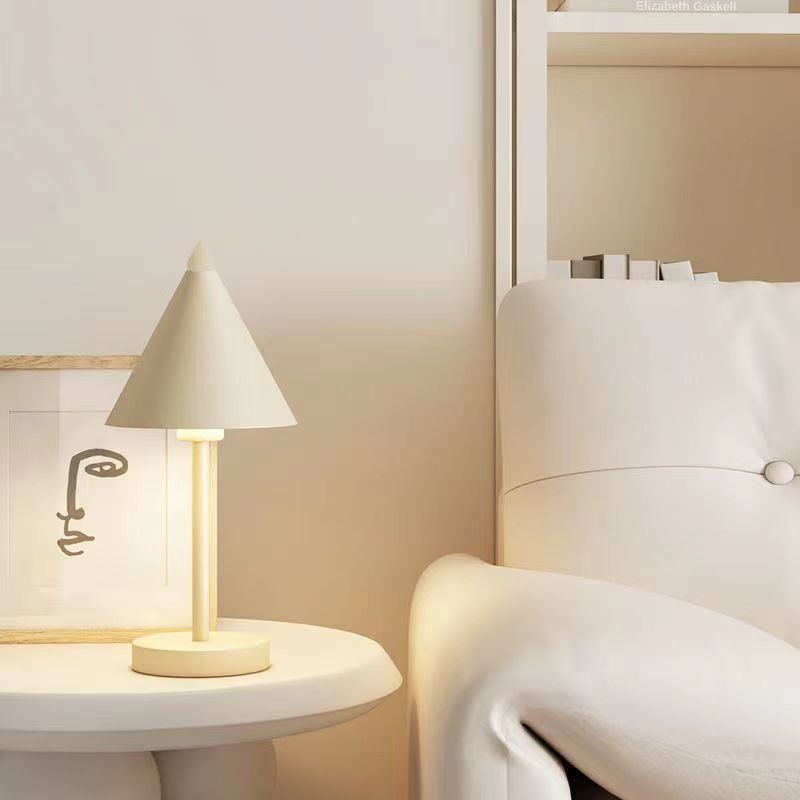 Lampe de table moderne en fer au design minimaliste élégant Table Lamp Electro Paris